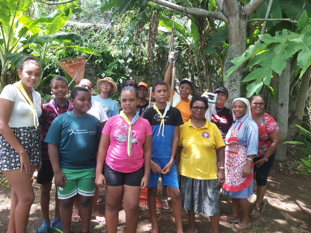 400726038_122123382692062808_1195811259181551911_n Group of Cubs and Scouts with adult leaders posing together during an outdoor activity in Seychelles, showcasing community involvement and the spirit of scouting.